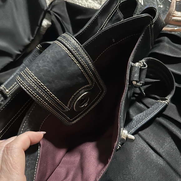 Black Coach bag with burgundy lining - Picture 2 of 13
